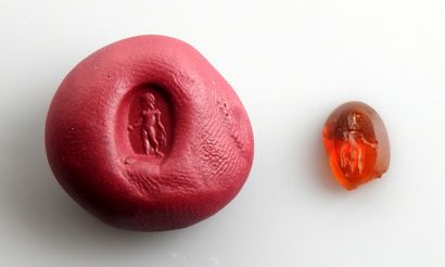null Intaglio representing a naked man

Carnelian 1 cm important missing on the back

Roman...