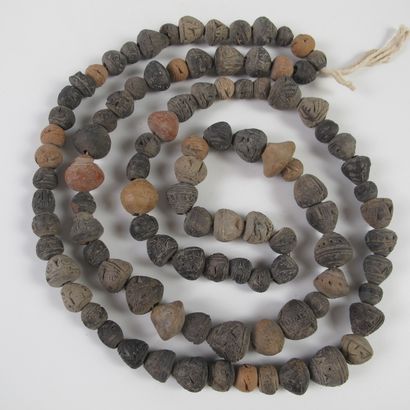 null Collier de cent perles décorées en terre cuite

Perles environ 13 - 21 mm collier...