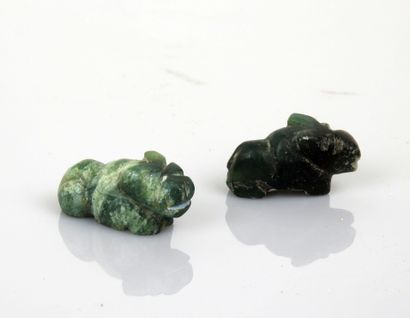 Deux petits félins stylisés en pierre verte...