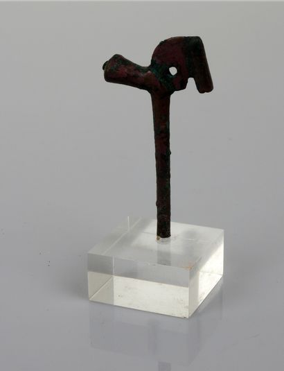 null Pinhead or khol stick representing a stylized horse

Copper 6.5 cm

Mediterranean...