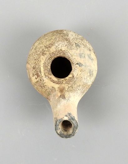 null Round oil lamp and poucier on the left

Terracotta 8 cm

Hellenistic period...