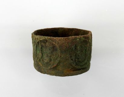 null Ring with religious decoration, representation of the apostles and the virgin

Bronze...