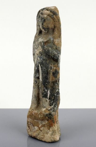 null Statuette représentant une femme, la main sur la poitrine

Terre cuite 18 cm

Période...