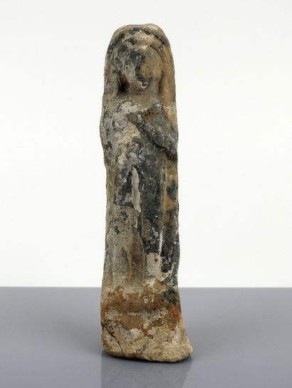 null Statuette représentant une femme, la main sur la poitrine

Terre cuite 18 cm

Période...