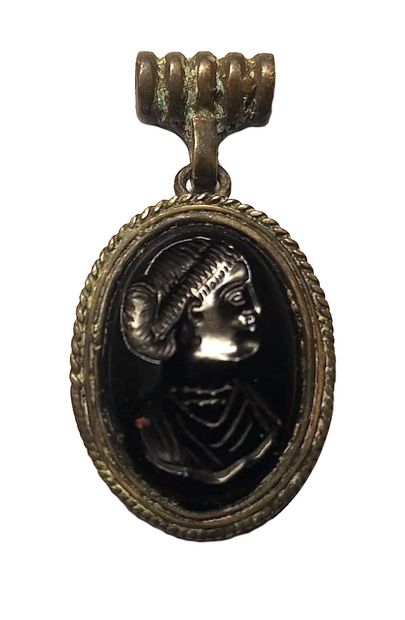 null Intaglio engraved with a female bust

Agate 20 mm

Roman style