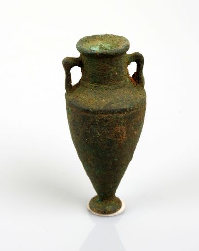 null Miniature amphora

Bronze 7 cm