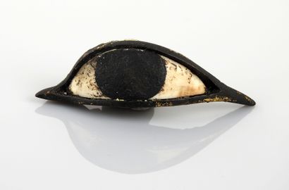 null Eye of inlay of mummy or statue of great size

Bronze, calcite 7.7 cm

Egypt...
