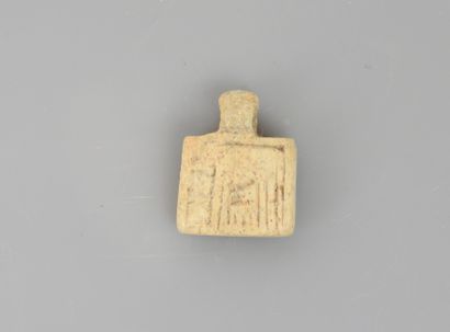 null Amulette représentant une table d’offrande

Os 2 cm

Egypte période copte