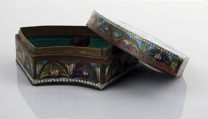 null 
Box in cloisonné with bird and flower decoration

Brass and enamel 11.5 cm...