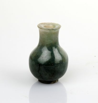 null 
Petit vase

Jade ou pierre apparentée 5 cm

Chine
