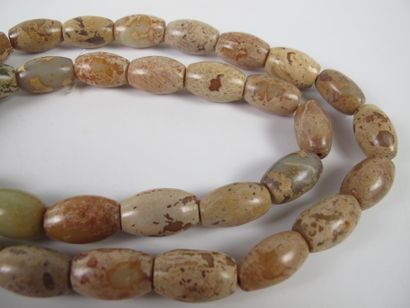 null Necklace of 36 jade beads

Nephrite celadon translucent beige patina surface...