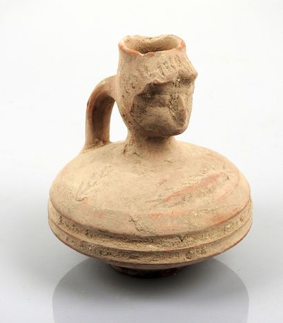 null Vase à anse collé ornée d'une tête féminine

Dépôts terreux 13,5 cm

Style de...