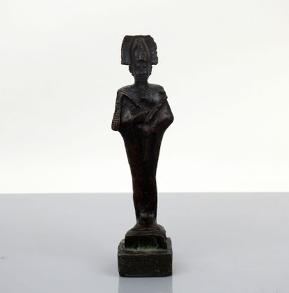 null Statuette représentant Osiris momiforme portant le sceptre et le flagellum

Bronze...