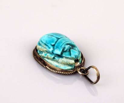 null Scarab beetle mounted in pendant

Glazed frit and metal 2 cm