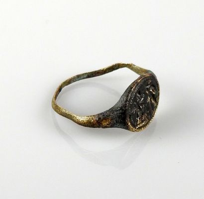 null Beautiful ring with a decoration of winged lovers

Bronze Finger size 49

Bizantine...