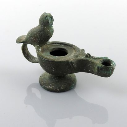 null Lampe ansée à volutes et décor de chouette, attribut d’Athéna

Bronze 9.5 cm

Dans...