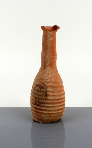 null Large pitcher with turned body

Terracotta 19 cm

Roman period