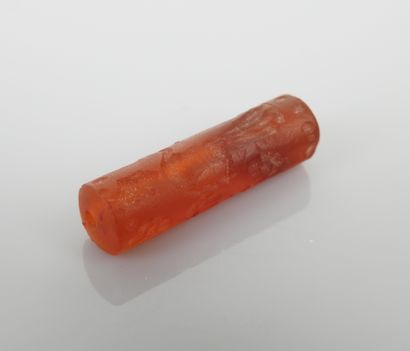 null Cylinder seal in carnelian engraved with a scene

3,5 cm

Style 1st millennium...