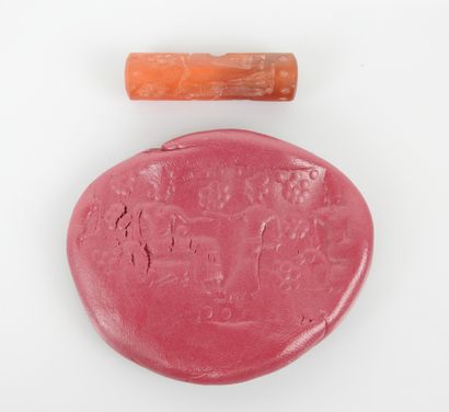 null Cylinder seal in carnelian engraved with a scene

3,5 cm

Style 1st millennium...