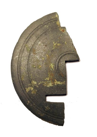 null Plaque de serrure fragmentaire circulaire avec entrée en forme de L

Bronze...