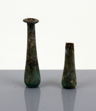 null Set of two long-necked tear vases

Glass 6 and 8.8 cm accidents and missing

Roman...