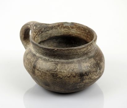 null Vase with handle

Grey terracotta 6 cm Small losses at the lip

Anatolia or...