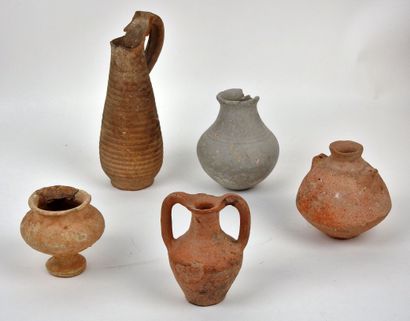 null Cinq vases en terre cuite antique

7 à 16 cm Manques