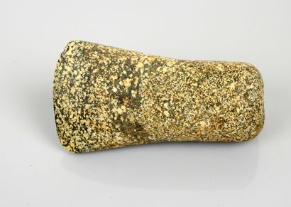 null Herminette polie

Pierre mouchetée 8 cm

Afrique du Nord, période Néolithiq...