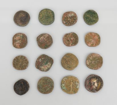 null Lot of sixteen bronze sesterces

Roman period