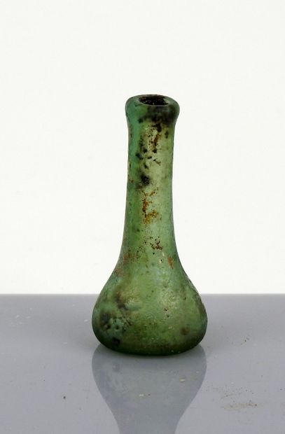 null Pretty green tear vase with long neck

Glass 6 cm

Roman period