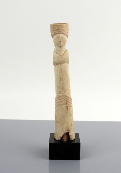 null Statuette representing a woman, the stylized body

Bone 16.5 cm restoration...