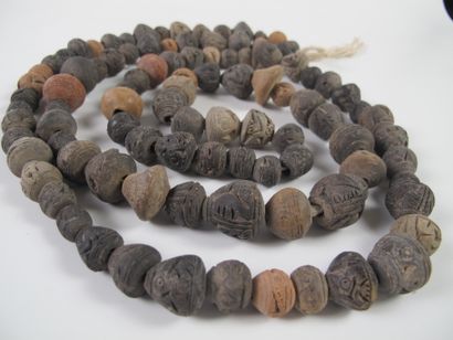 null Collier de cent perles décorées en terre cuite

Perles environ 13 - 21 mm collier...