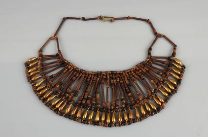null Important collier pectoral composé de perles sur deux rangs

Fritte, métal doré,...