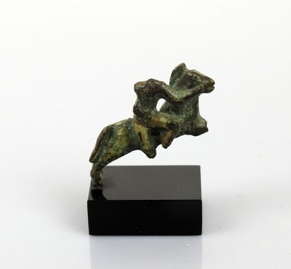 null Statuette très fine représentant un dioscure nu devant un cheval (Castor?)

Bronze...