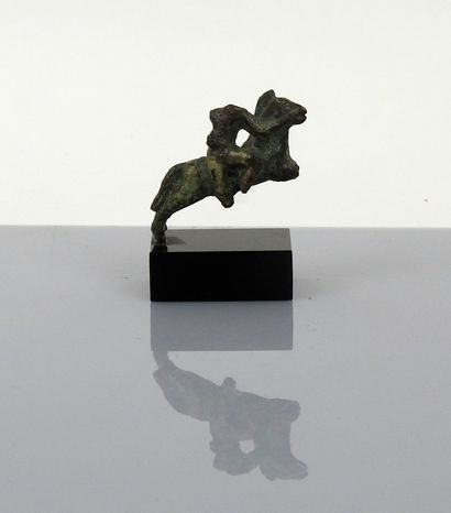 null Statuette très fine représentant un dioscure nu devant un cheval (Castor?)

Bronze...