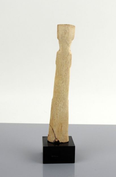 null Statuette représentant une femme, le corps stylisé

Os 16.5 cm restauration...
