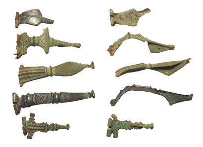 null Cinq fibules dont bronze niélé

En l'état

Epoque celte et romaine