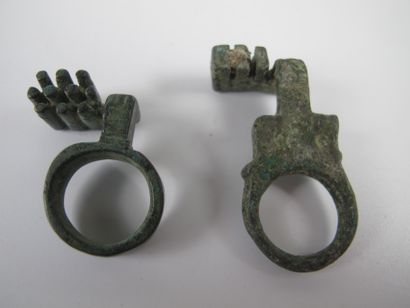 null Deux clés-bagues

Bronze 4.5 et 3 cm

Epoque romaine IIe - IIIe siècle