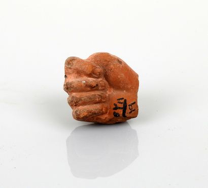 null Hand of a statue of important size

Terracotta 3 cm

Roman period