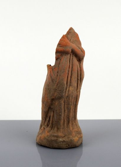 null Important fragment of a statuette representing a woman wearing a dress

Terracotta...