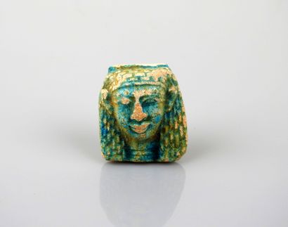 null Glazed frit

3 cm

Head of Isis in Ptolemaic style

Missing the ram