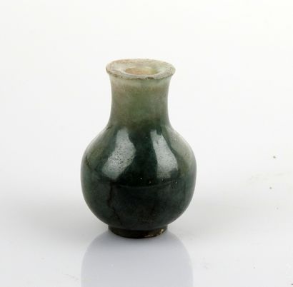 null 
Petit vase

Jade ou pierre apparentée 5 cm

Chine
