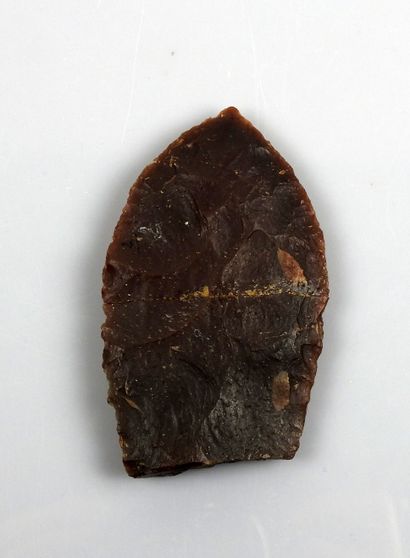 null Important fragment of a Solutré blade

Red brown flint 10.3 cm Old restoration

French...