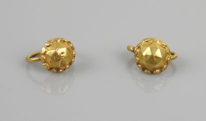 null Pair of earrings with triangular faceted hemispheres

Gold 1.4 cm 2.08 gr

Islamic...