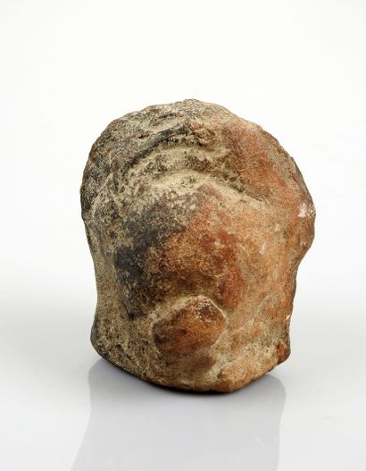 null Tête de femme

Terre cuite grise 8 cm

Style Gréco-romain