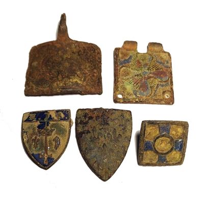 null Five decorative elements

Bronze or brass, enamel remains 35 mm

High perio...