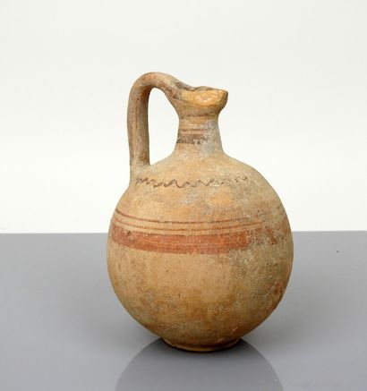 null Jug with painted geometric decoration

Terracotta 18 cm old restoration to the...