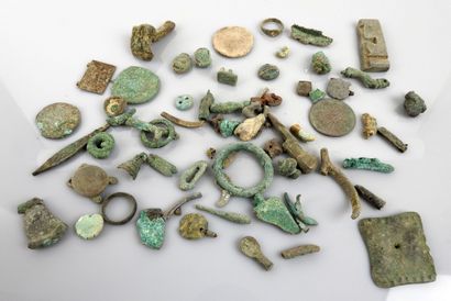 null Ensemble d’éléments et objets archéologiques, dont moule à amulette en forme...