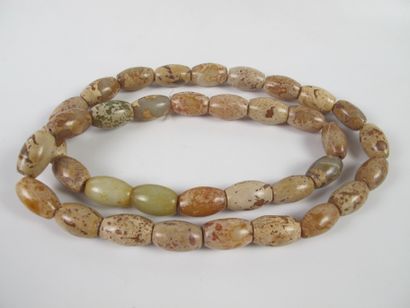 null Necklace of 36 jade beads

Nephrite celadon translucent beige patina surface...