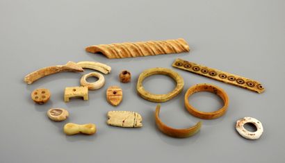 null Ensemble d'éléments et objets de tabletterie

Os

Période antique